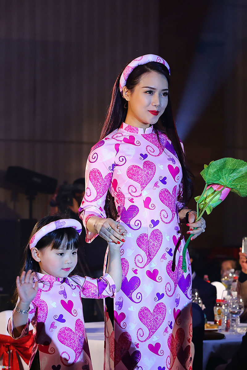 Dàn hoa hậu, á hậu Việt trình diễn áo dài gây quỹ từ thiện